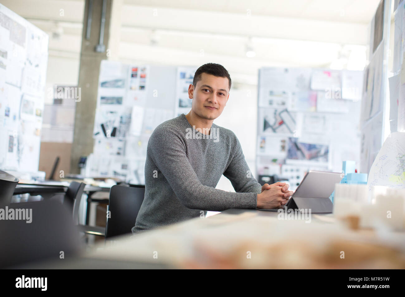 Giovani maschi adulti che lavorano in ufficio creativo Foto Stock