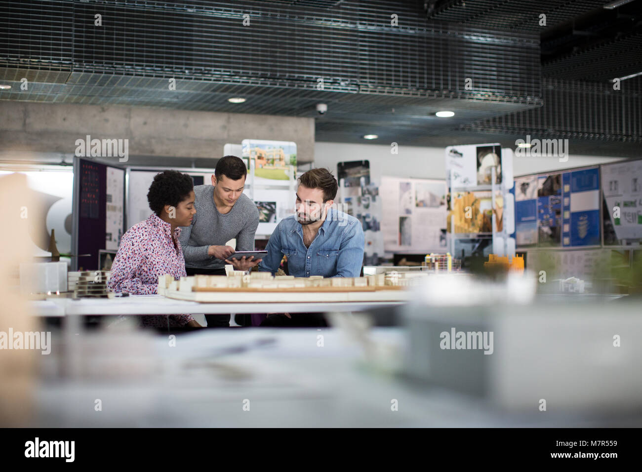 Il gruppo di architetti che lavorano insieme Foto Stock