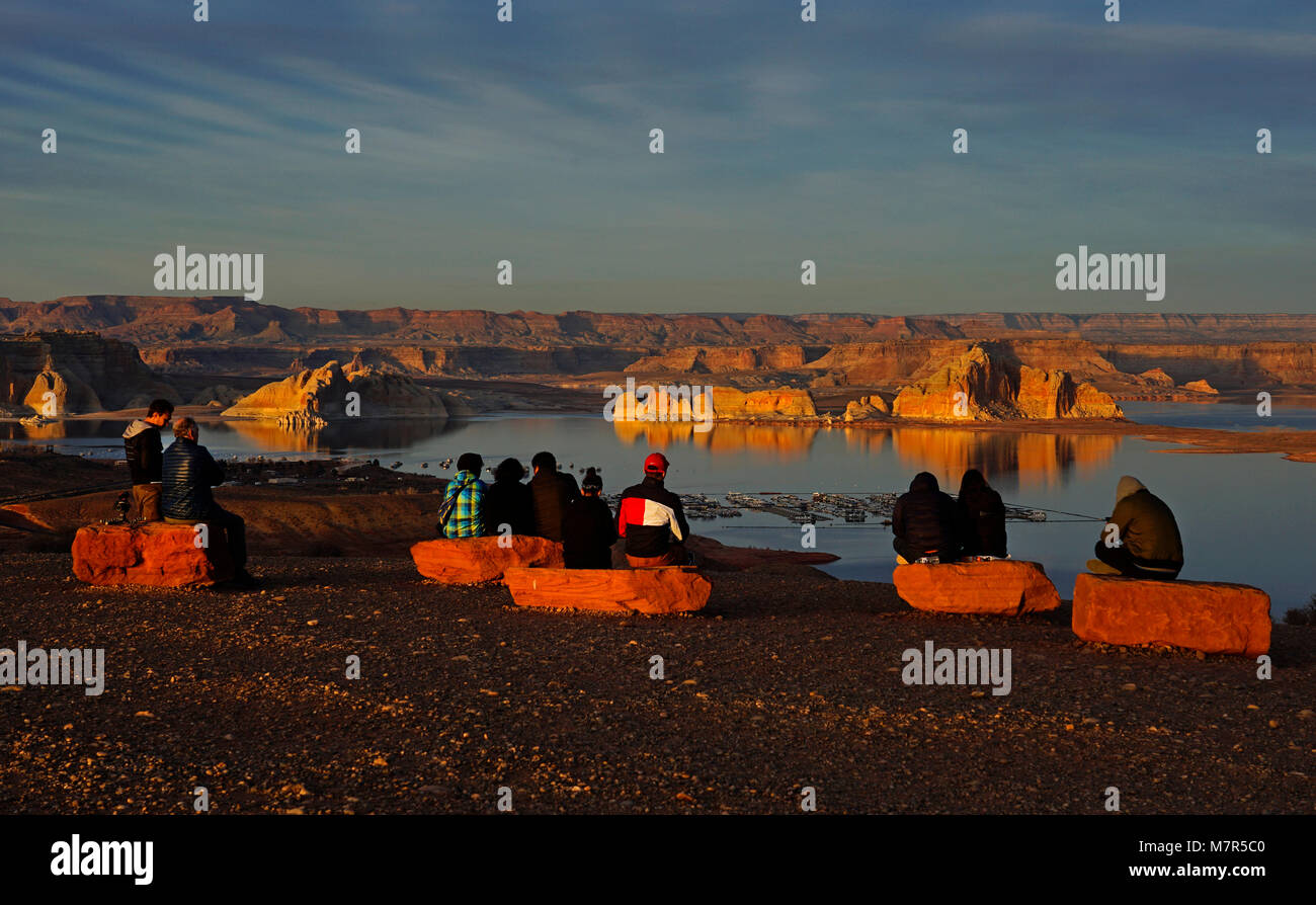 I turisti a guardare il tramonto al punto di Wahweap affacciato sul Lago Powell e Wahweap Marina,Page,Arizona,United Staes Foto Stock