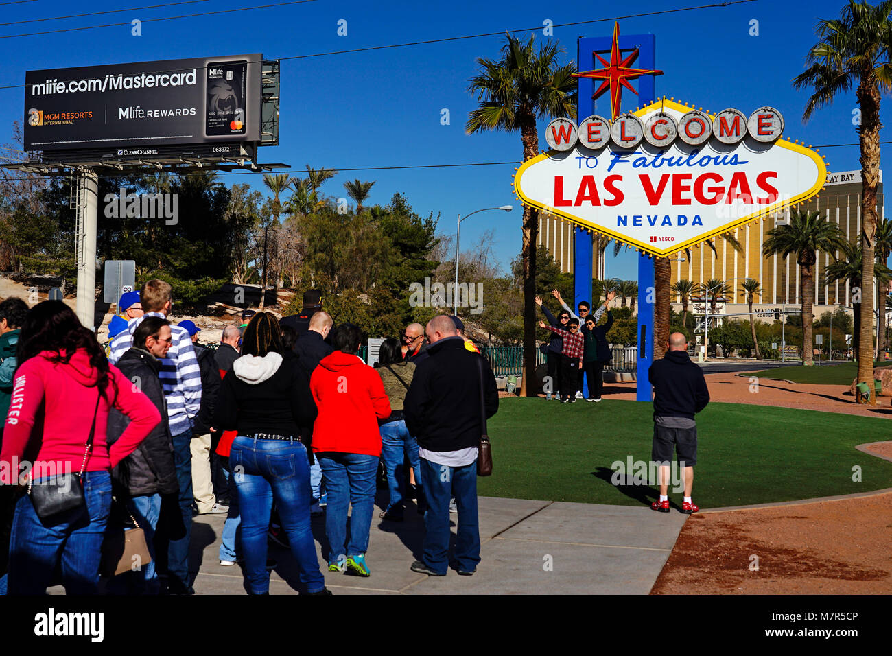 I turisti avente fotografare accanto al famoso segno Benvenuto a Las Vegas, Nevada, STATI UNITI D'AMERICA Foto Stock