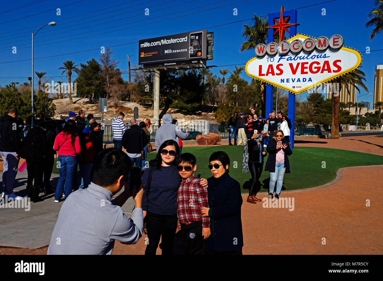 I turisti avente fotografare accanto al famoso segno Benvenuto a Las Vegas, Nevada, STATI UNITI D'AMERICA Foto Stock
