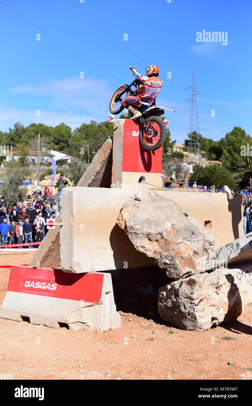 LA Nucia, Spagna - 11 febbraio 2018: il campione del mondo Toni Bou su una Honda Moto salta sopra un ostacolo alla nazionale spagnola Campionato di prova. Foto Stock