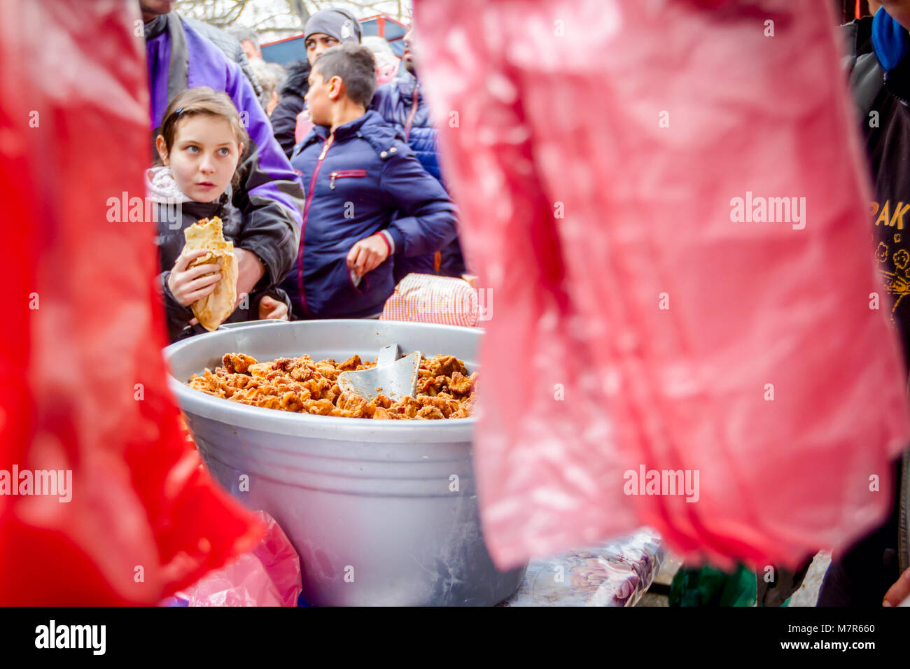 Belo Blato, Vojvodina, Serbia - 10 Febbraio 2018: Vendita cotiche su stand esterno, cellophane i sacchetti di plastica sono appesi a grappolo. Foto Stock