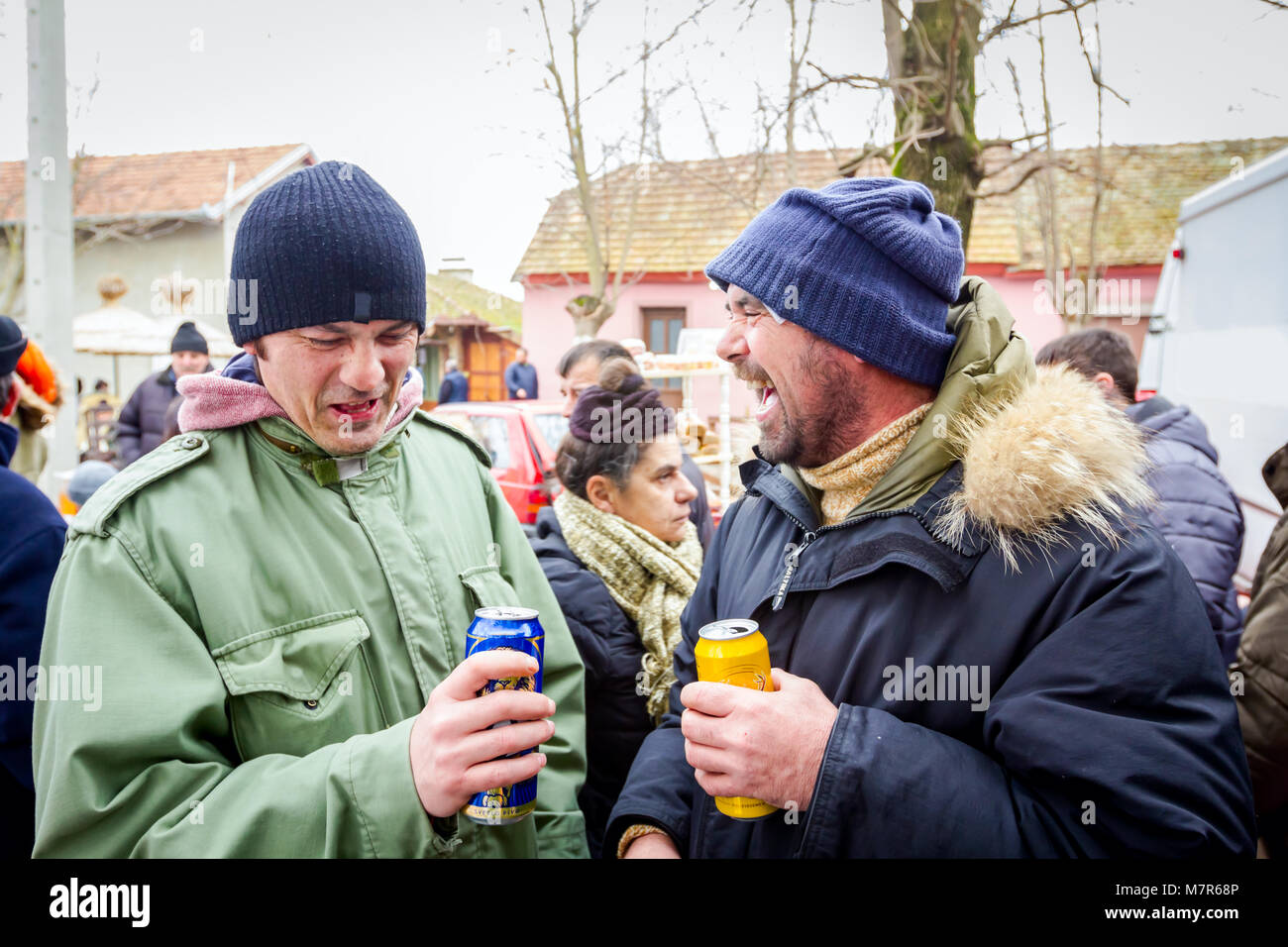 Belo Blato, Vojvodina, Serbia - 10 Febbraio 2018: due lieti di amici sono tenendo le lattine di birra diversi, all'esterno. Foto Stock