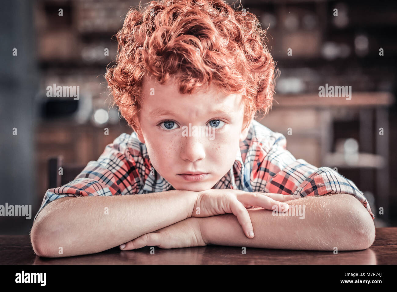 Nizza dai capelli rossi boy guardando a voi Foto Stock