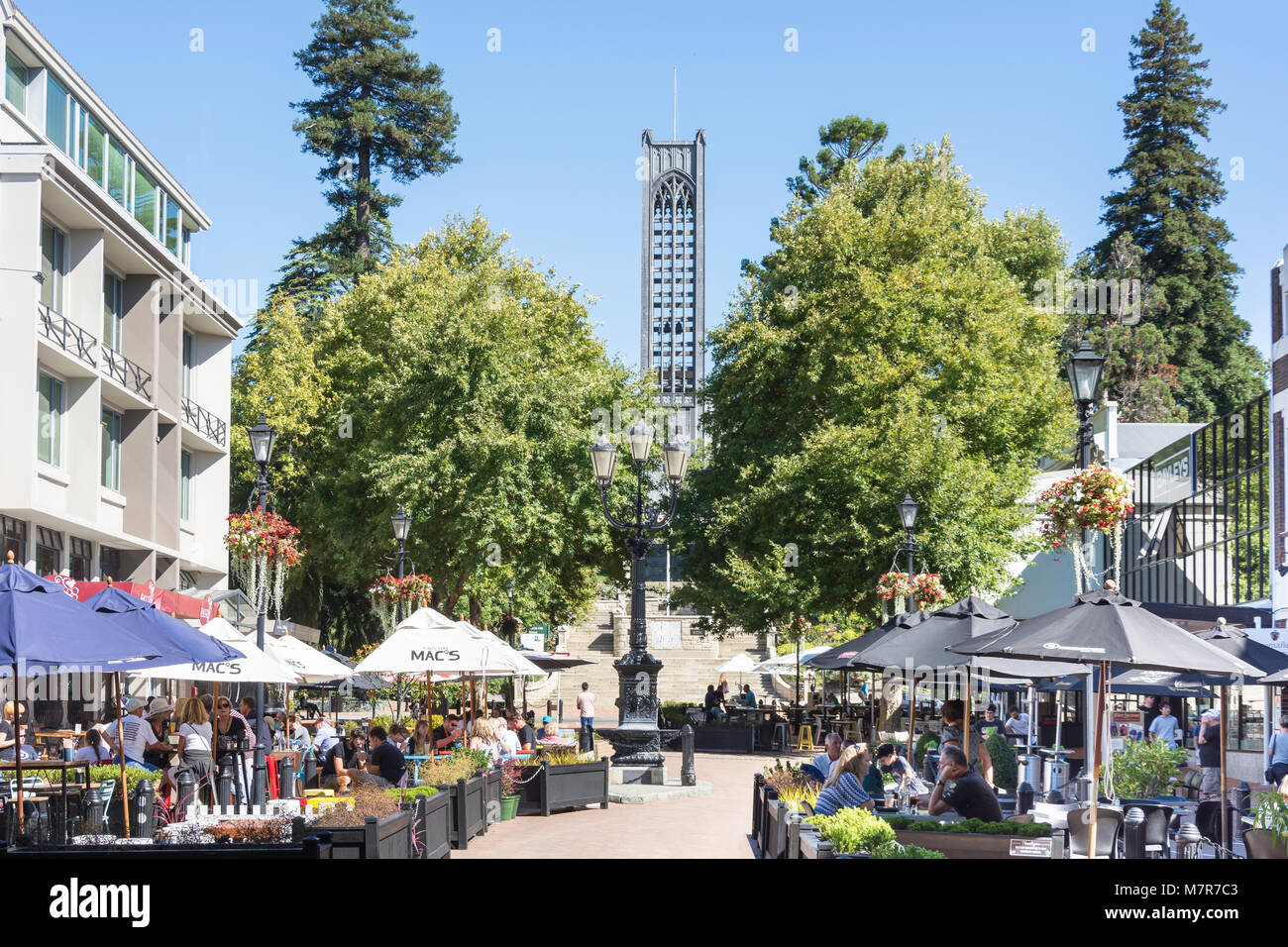Ristoranti di pavimentazione e Christ Church, Trafalgar Street, Nelson City (Whakatū), Nelson Region, South Island, nuova Zelanda Foto Stock