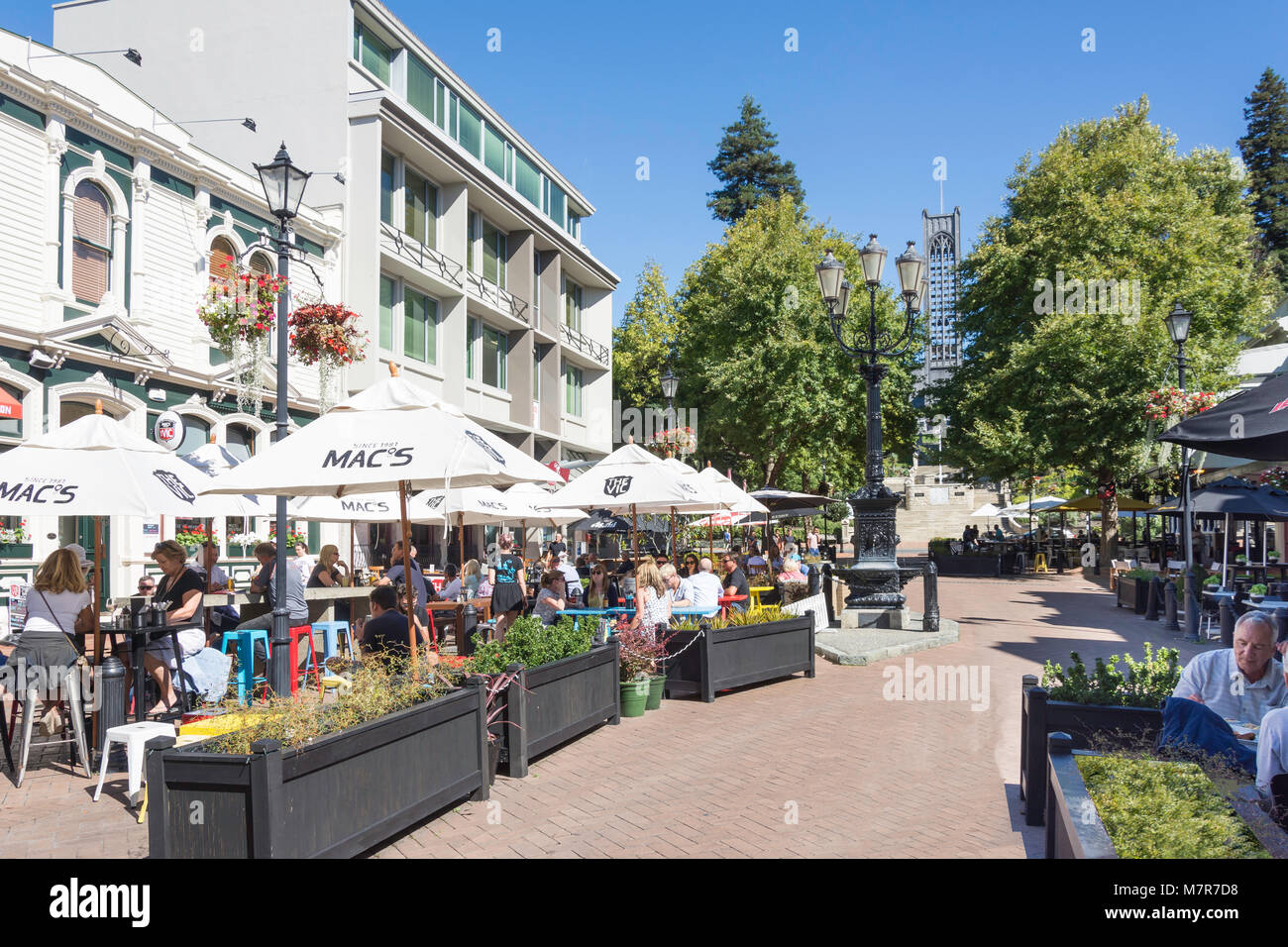 Ristoranti di pavimentazione e Christ Church da Trafalgar Street, Nelson City (Whakatū), Nelson Region, South Island, nuova Zelanda Foto Stock