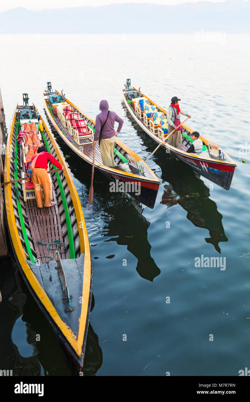 Longboats al Lago Inle, Stato Shan, Myanmar (Birmania), l'Asia in febbraio - Driver in attesa di passeggeri a tornare Foto Stock