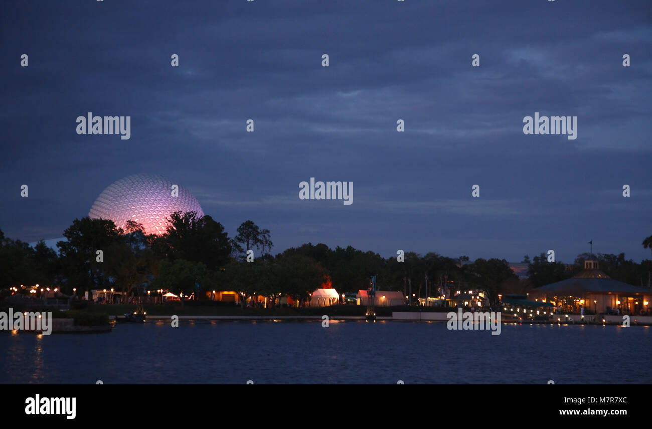 Orlando, Stati Uniti d'America - 22 Marzo 2009. L'Astronave globo terrestre si illumina lo skyline a Epcot's World Showcase, Disney World Foto Stock