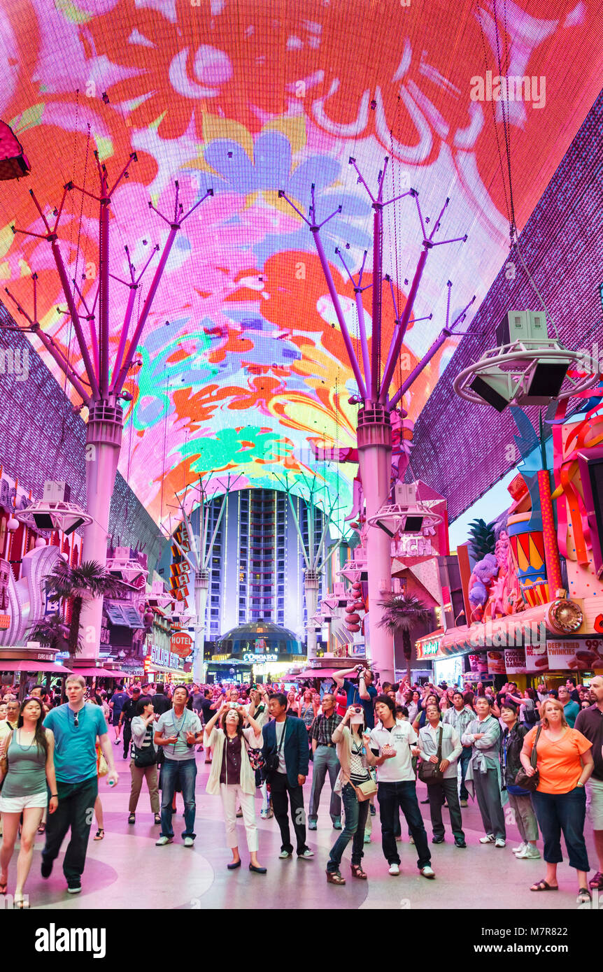 Las Vegas, Stati Uniti d'America - 19 maggio 2012. I turisti guardare la luce mostra sul baldacchino sopra Fremont Street. Foto Stock