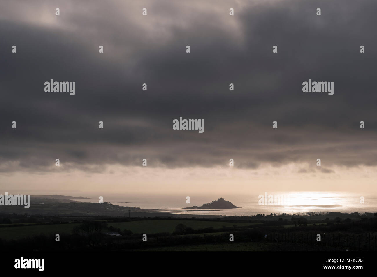 Guardando verso il basso sulla St Michael's Mount nella baia da un alto punto di navigazione, Cornwall. Foto Stock