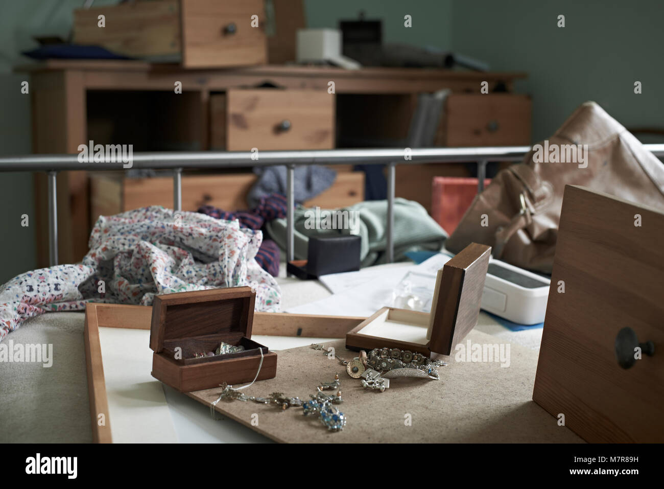 Camera da letto hanno saccheggiato durante il furto Foto Stock