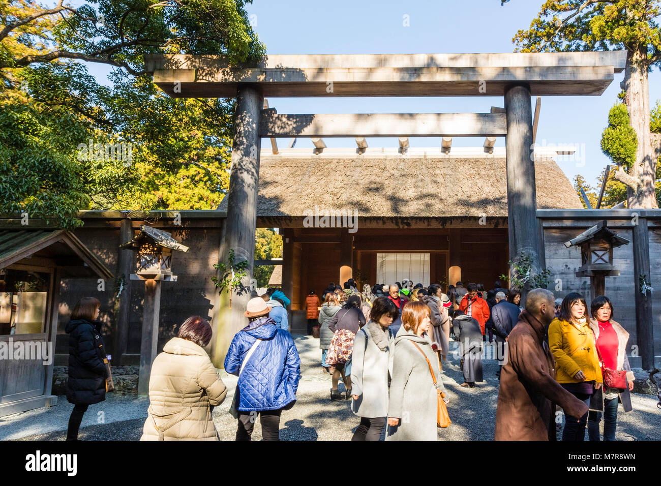 Giappone, Ise, Ise-jingu Geku, Santuario esterno. Torii gate e ingresso al santuario di edifici. Molti turisti andando in e fuori di entrata. Foto Stock