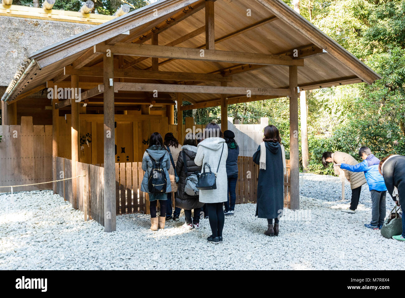 Giappone, Ise, Ise-jingu Geku, Santuario esterno. Persone in preghiera in piccole casette di legno shinden edificio del santuario. Shinmei zukuri. Foto Stock