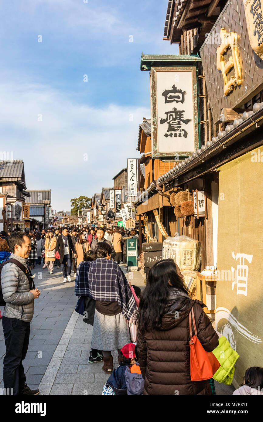 Giappone, Ise. Destinazione turistica. Oharai-machi strada pedonale con periodo Edo ripristinati i magazzini e i negozi. Le persone al tradizionale giapponese del negozio di alimentari. Foto Stock