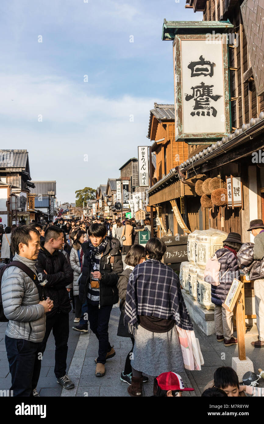 Giappone, Ise. Destinazione turistica. Oharai-machi strada pedonale con periodo Edo ripristinati i magazzini e i negozi. Le persone al tradizionale giapponese del negozio di alimentari. Foto Stock