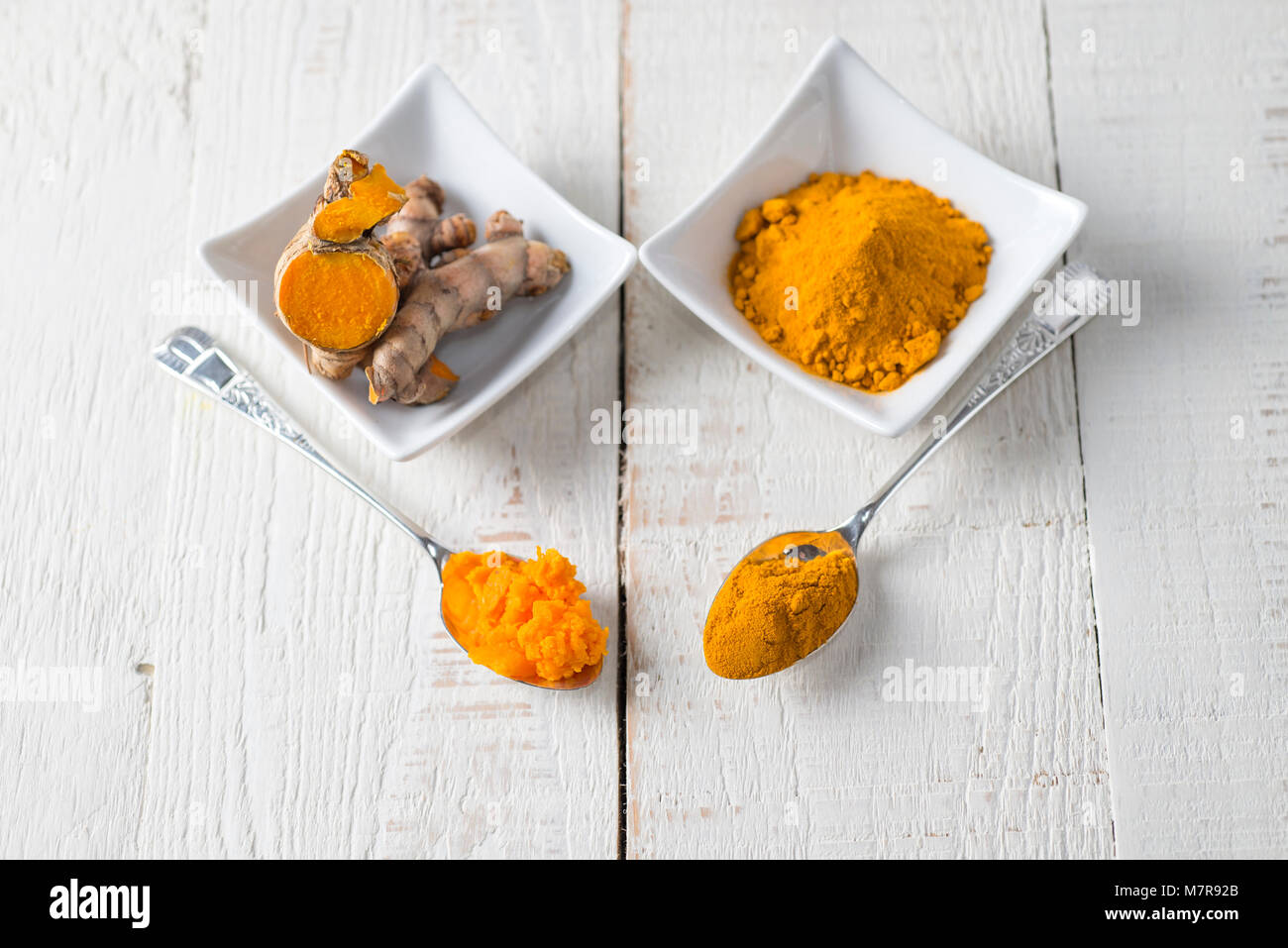 Freschi e Secchi di terra curcuma spezie. Foto Stock