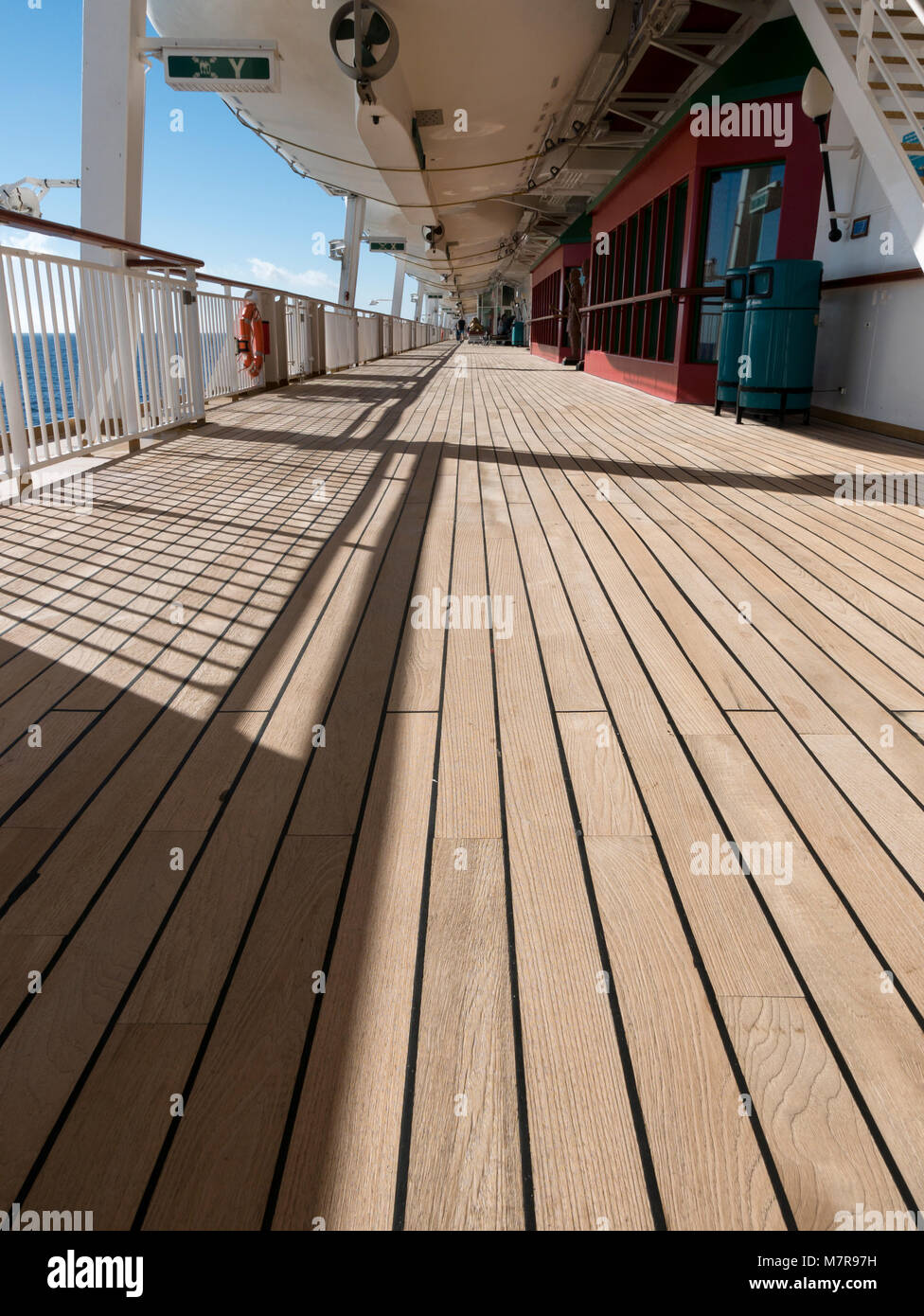 Il ponte passeggiata, norvegese Spirito nave da crociera. Foto Stock