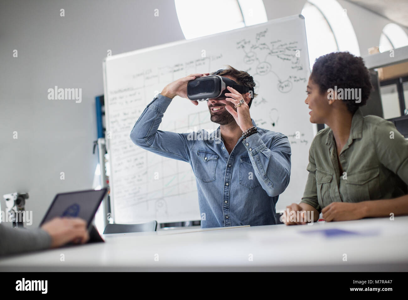 Team di lavoro sulla realtà virtuale auricolare Foto Stock