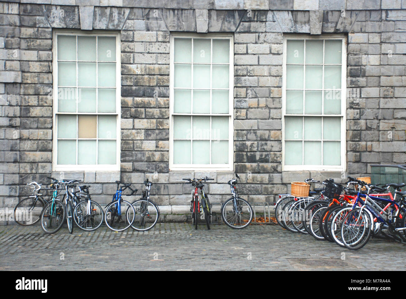 Gli studenti' biciclette parcheggiate fuori un edificio in Trinity College di Dublino, İreland Foto Stock