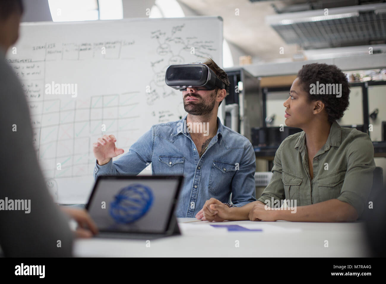 Team di lavoro sulla realtà virtuale auricolare Foto Stock