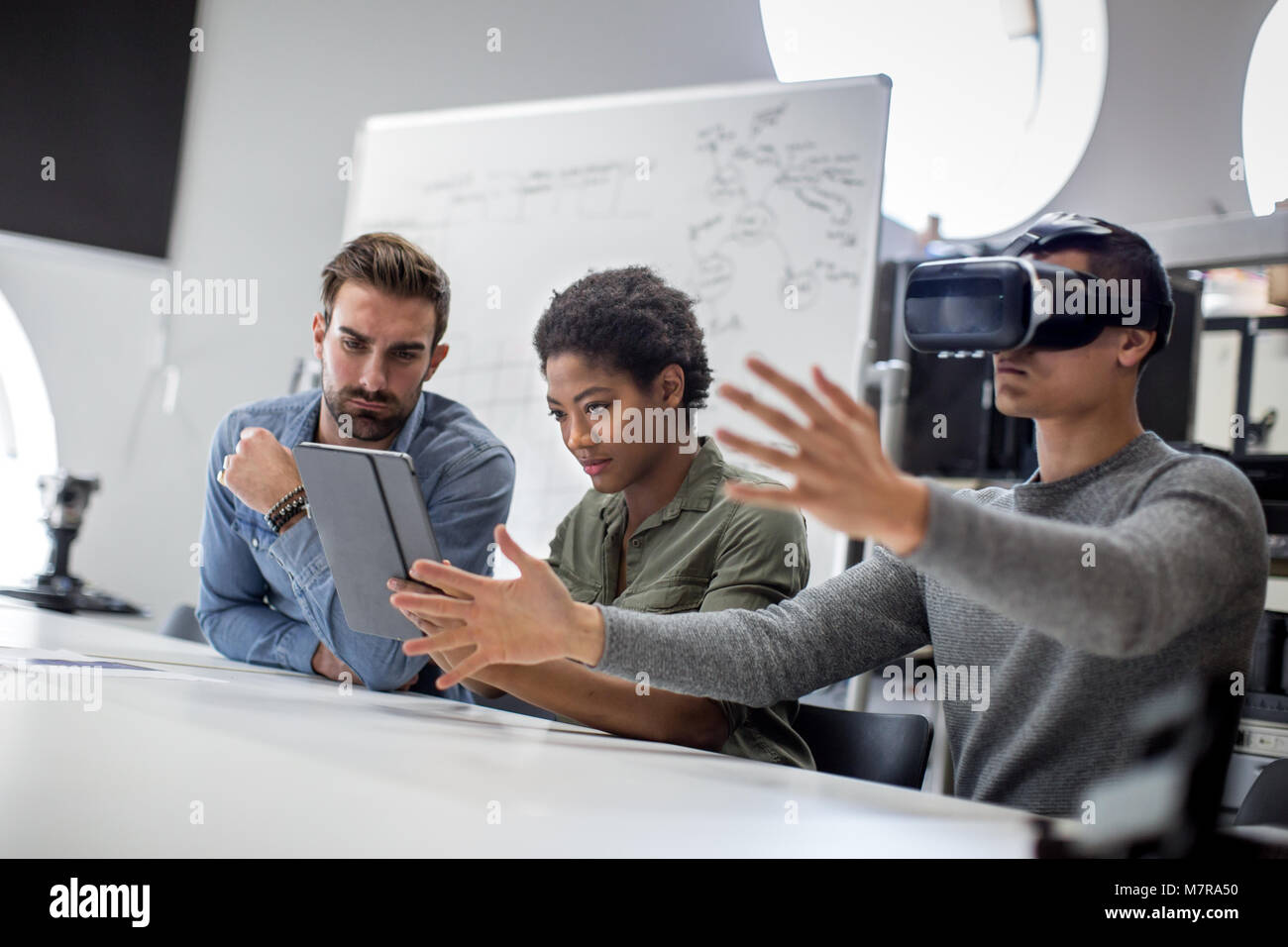 Team di lavoro sulla realtà virtuale auricolare Foto Stock