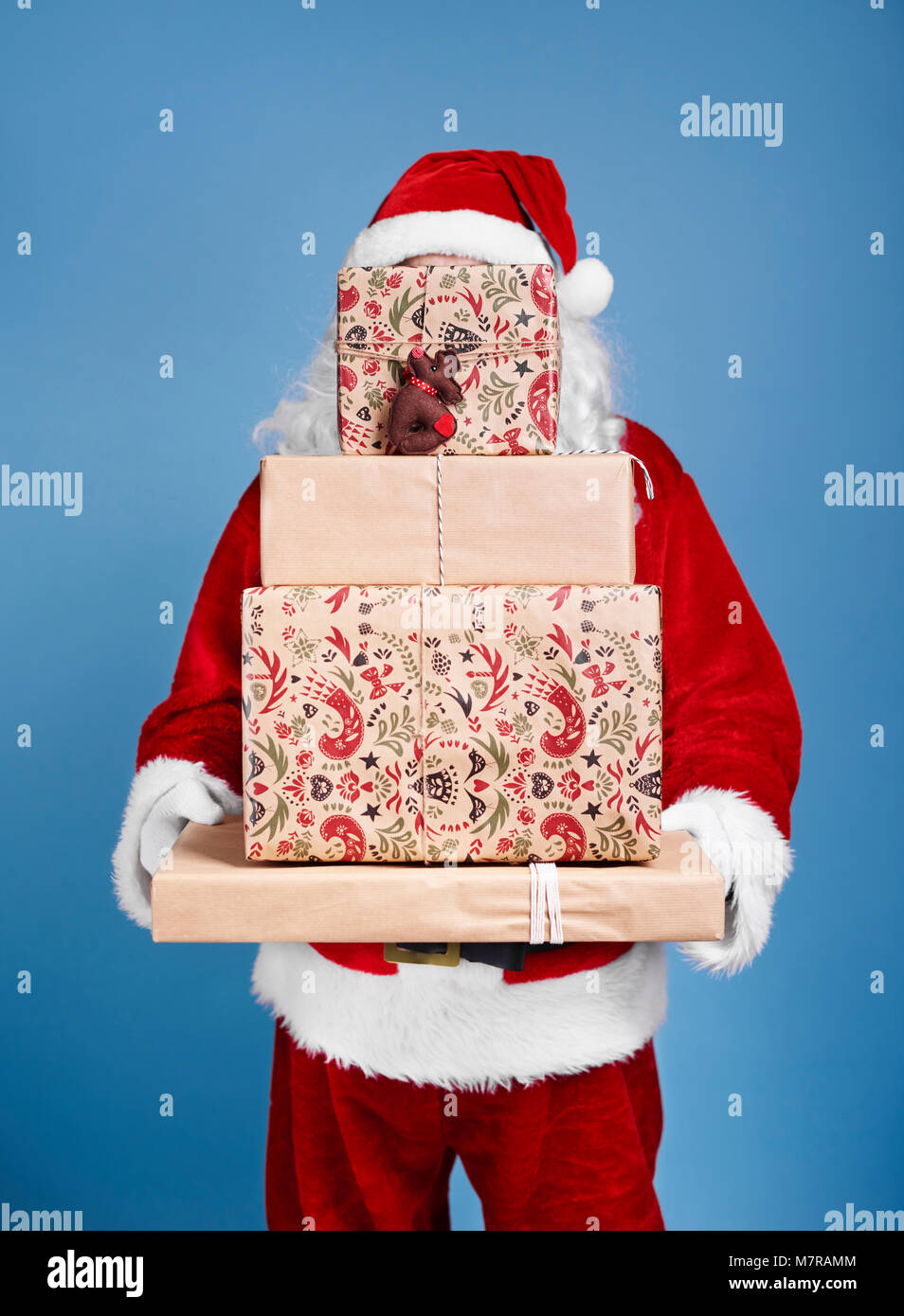 Santa Claus holding pila di regali di natale Foto Stock