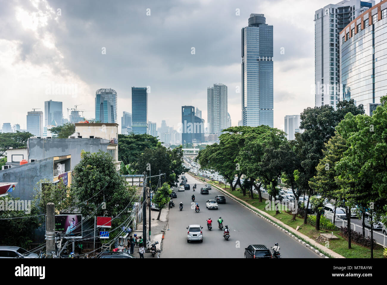 Angolo di alta vista di una strada che conduce verso i grattacieli di Giacarta Foto Stock