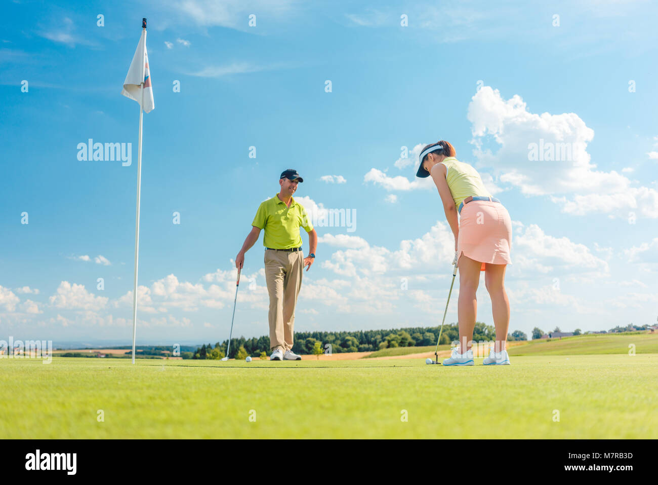 Golf femminile il giocatore pronto per colpire la palla Foto Stock