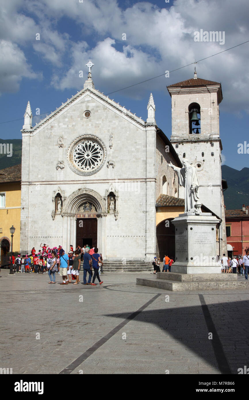 Norcia (Perugia), Valnerina, San Benedetto square, con monumento e la chiesa di San Benedetto, Norcia, Italia Foto Stock