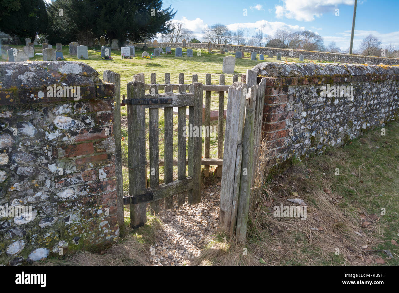 Baciare in legno gate - Ingresso alla chiesa parrocchiale del villaggio di Martin in Hampshire, Regno Unito Foto Stock