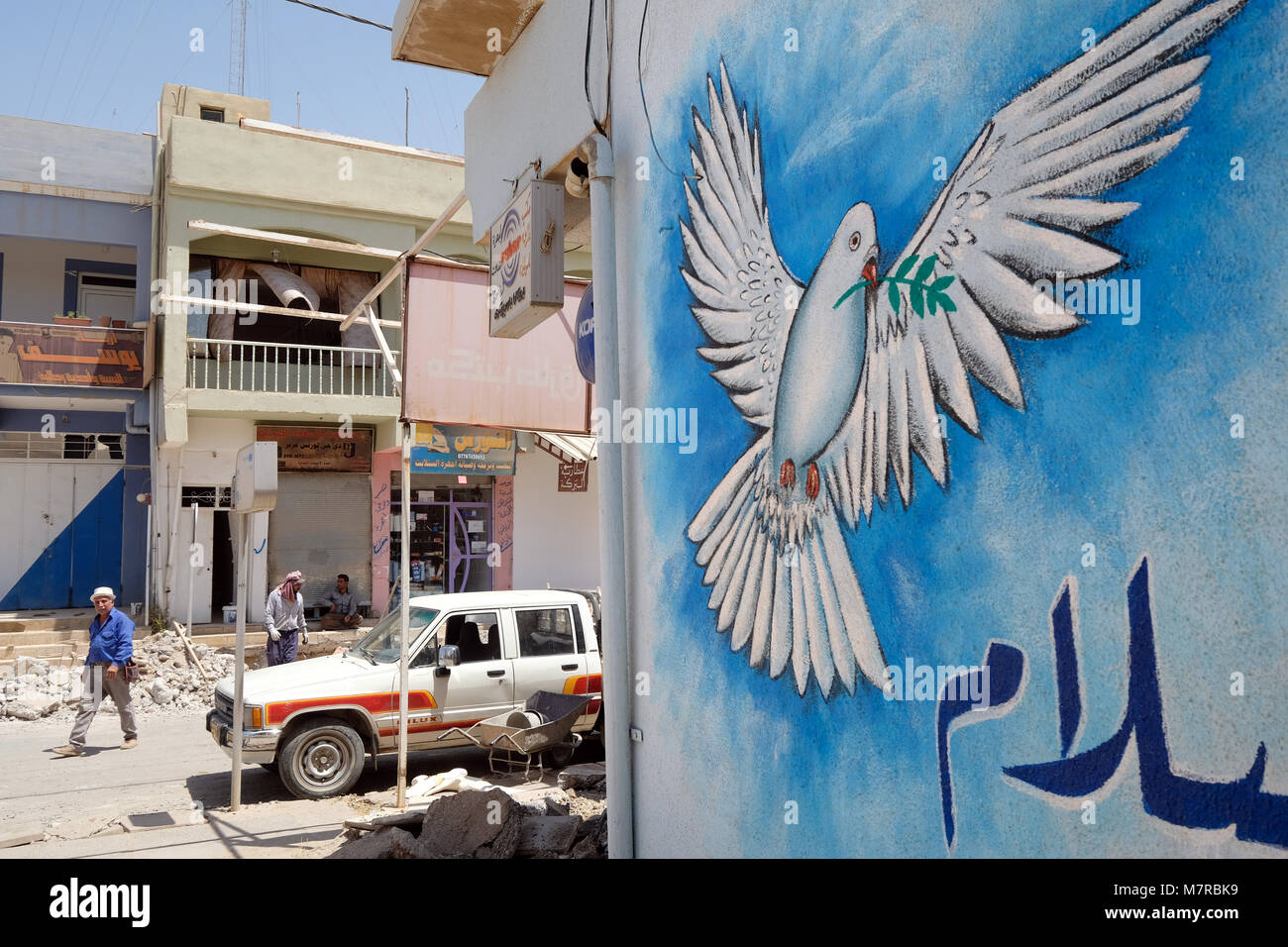 Colomba della Pace su di un muro dipinto in villaggio Teleskuf dopo aver sconfitto è (ISIS), Pianura di Ninive, nel nord Iraq, Curdo Regione Autonoma Foto Stock