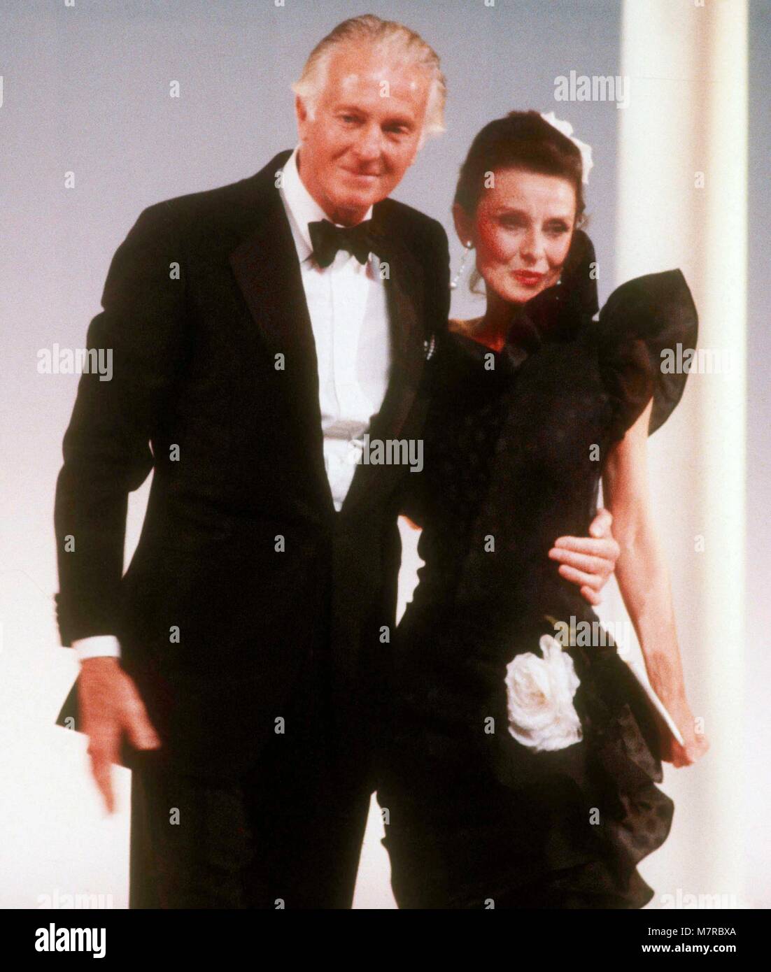 1981 FILE FOTO New York, NY Hubert de Givenchy Audrey Hepburn Foto di Adam Scull-Il PHOTOlink Foto Stock