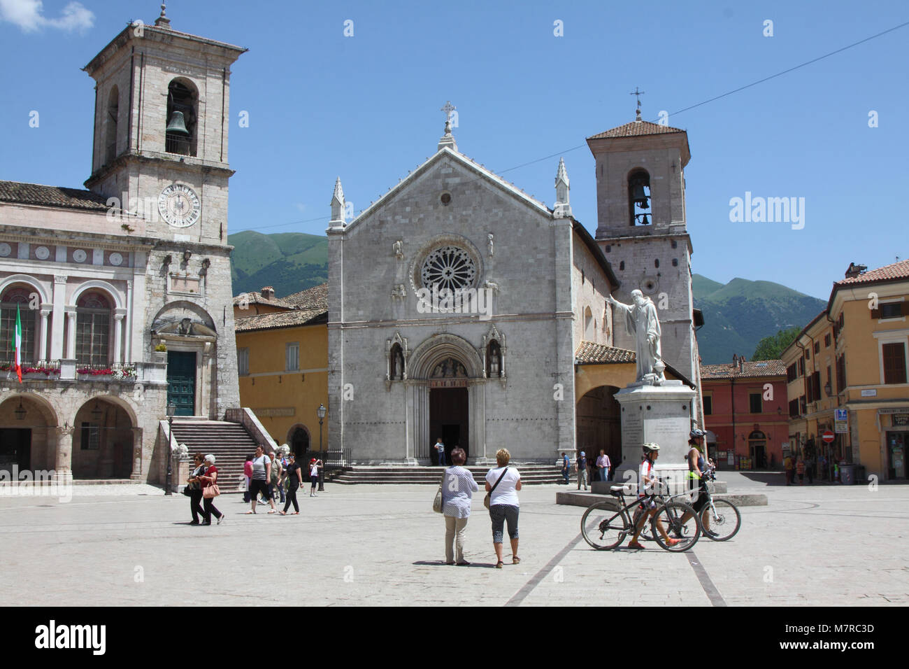 Norcia (Perugia), Valnerina, San Benedetto square, con monumento e la chiesa di San Benedetto e il municipio di Norcia, Italia Foto Stock