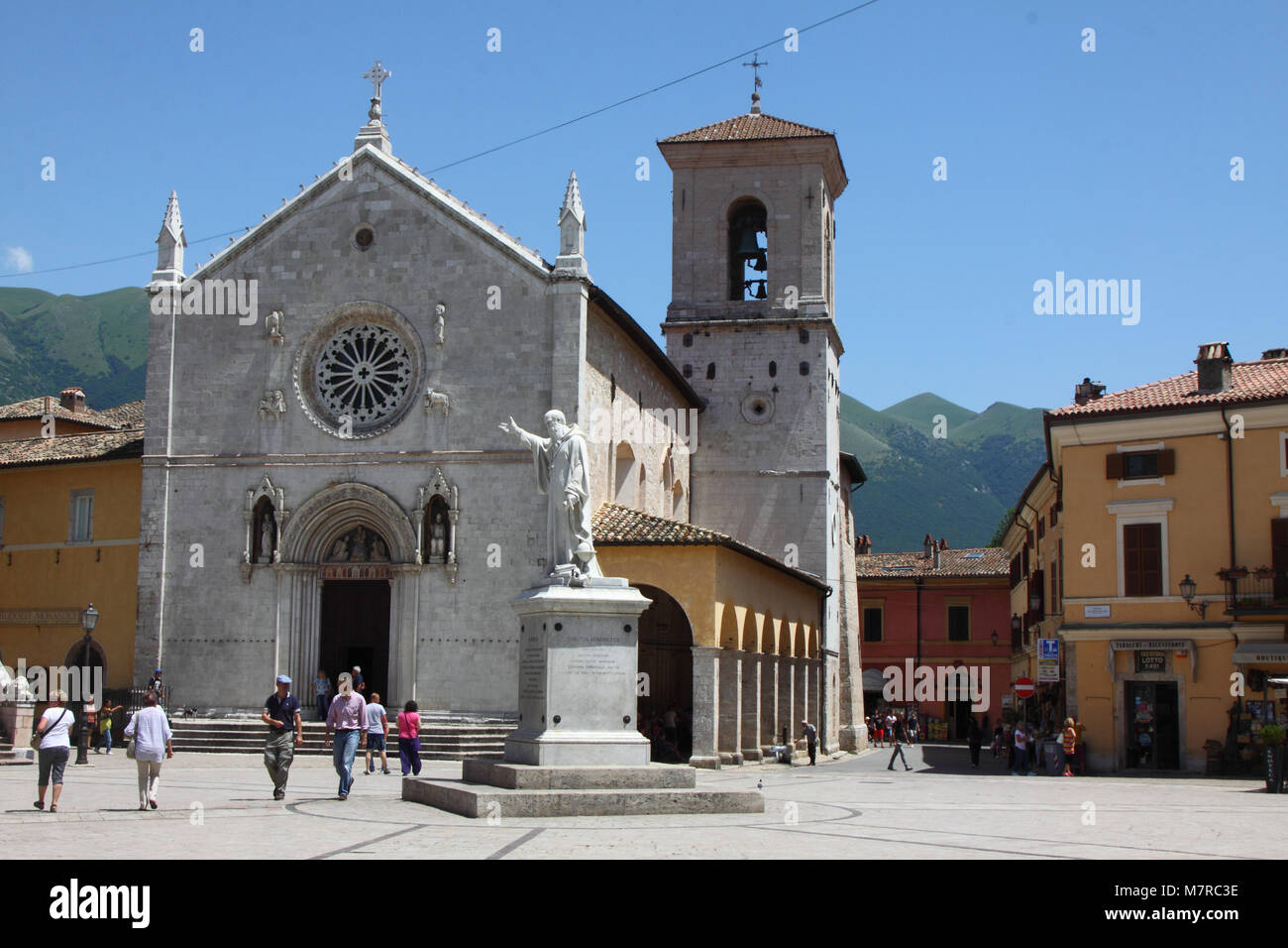 Norcia (Perugia), Valnerina, San Benedetto square, con monumento e la chiesa di San Benedetto, Norcia, Italia Foto Stock