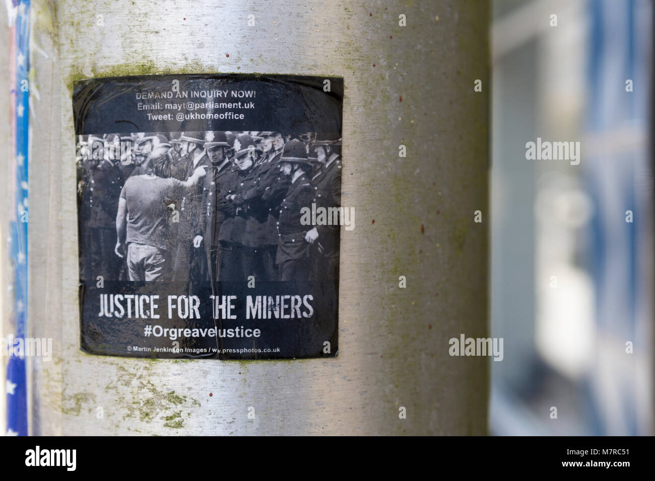 Adesivo sul lampione chiedendo giustizia e inchiesta per i minatori Orgreave Foto Stock