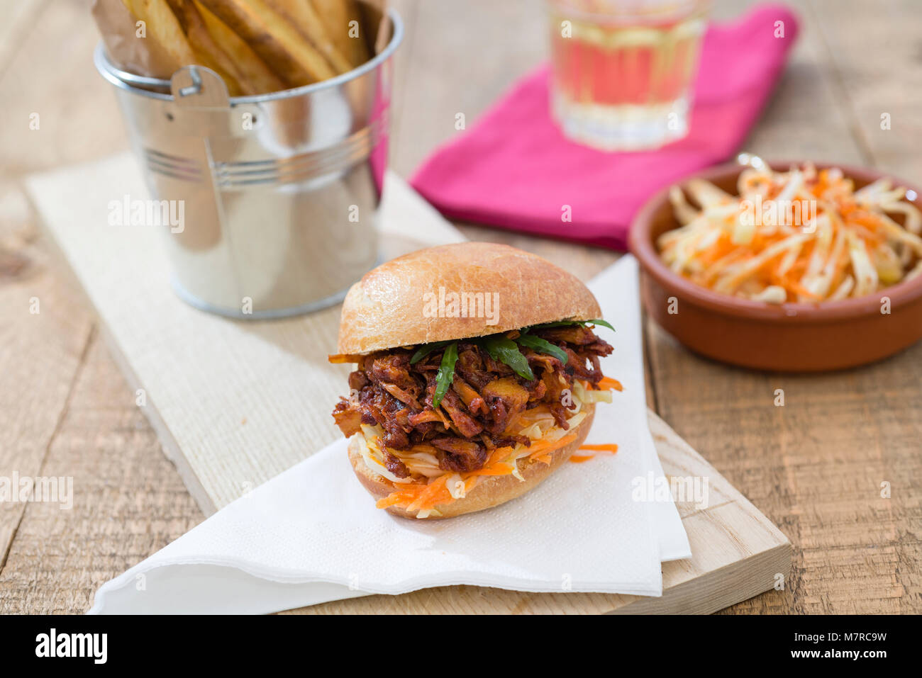 Vegano 'tirata di maiale in stile' cursore realizzato con jackfruit, oltre a un lato del chip e coleslaw. Foto Stock