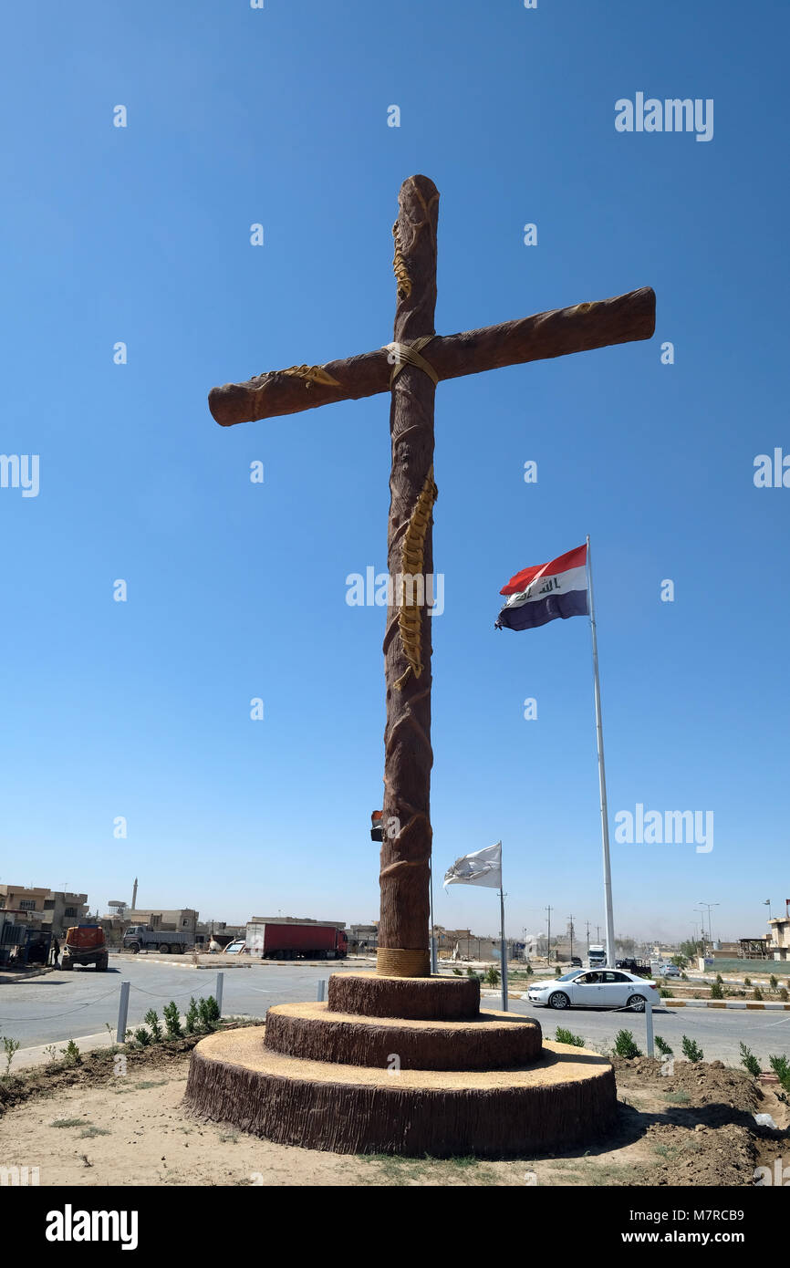 Croce e bandiera irachena in ISIS-libera città cristiana di Karakosh, Nord Iraq, Kurdistan Regione autonoma, in Iraq Foto Stock