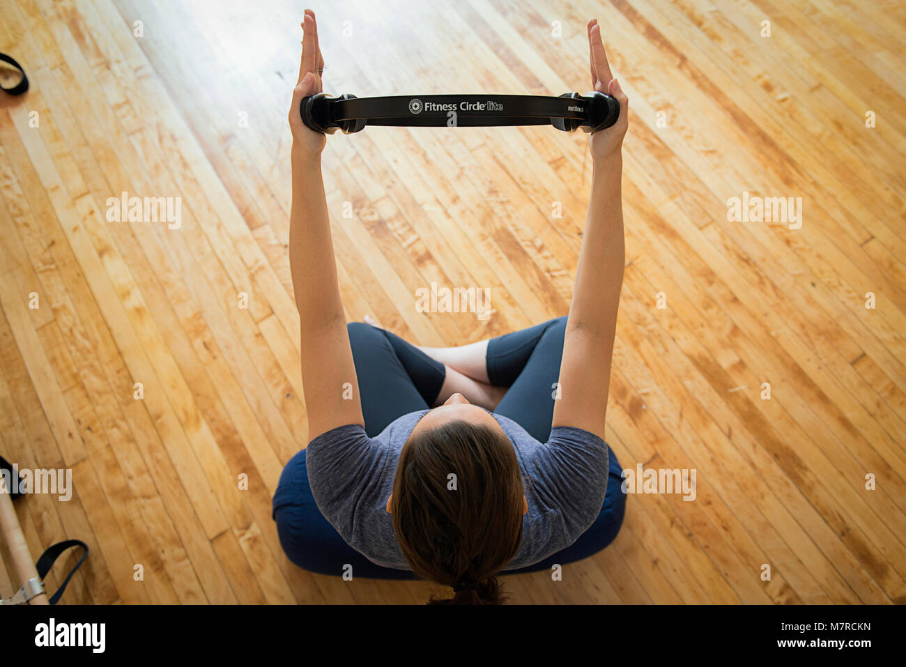 Una donna che lavora fuori con un cerchio di fitness dal di sopra. Foto Stock