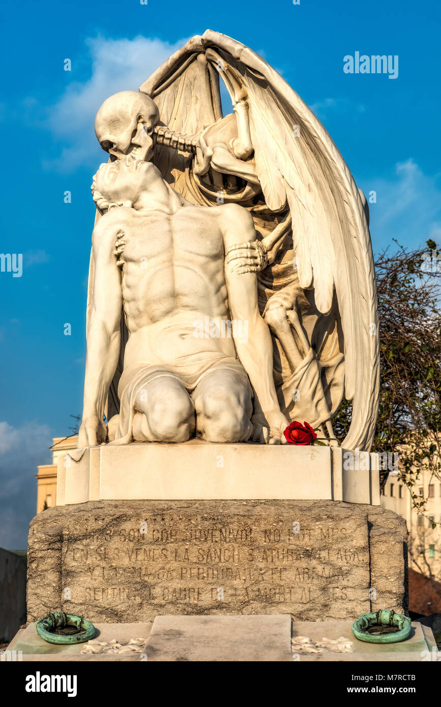 Il Bacio della morte della scultura in marmo creato nel 1930 e situato a Poble Nou cimitero, Barcellona, in Catalogna, Spagna Foto Stock