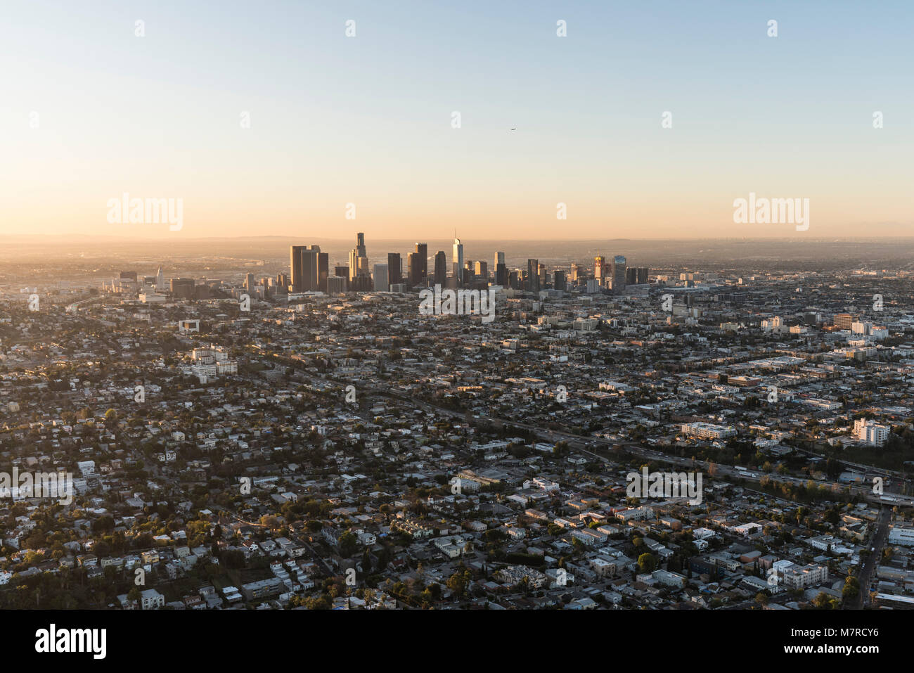 La mattina presto vista aerea di edifici e strade urbane vicino al centro cittadino di Los Angeles, California. Foto Stock