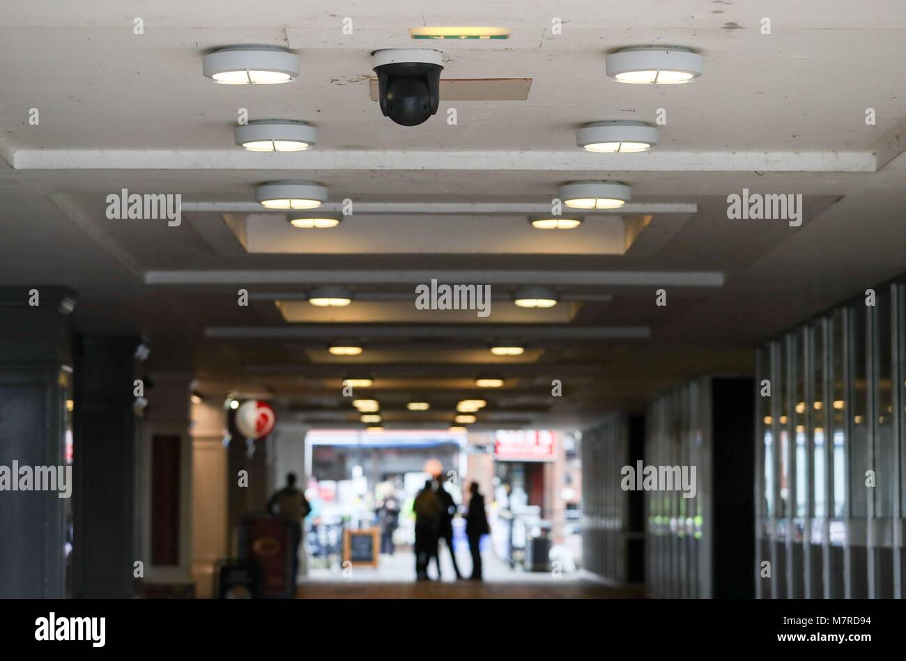 Una telecamera TVCC sotto il mercato a piedi nei pressi del Maltings a Salisbury, come la polizia e i membri delle forze armate che sonda il sospetto agente nervino attacco su russo double agent Sergei Skripal. Foto Stock