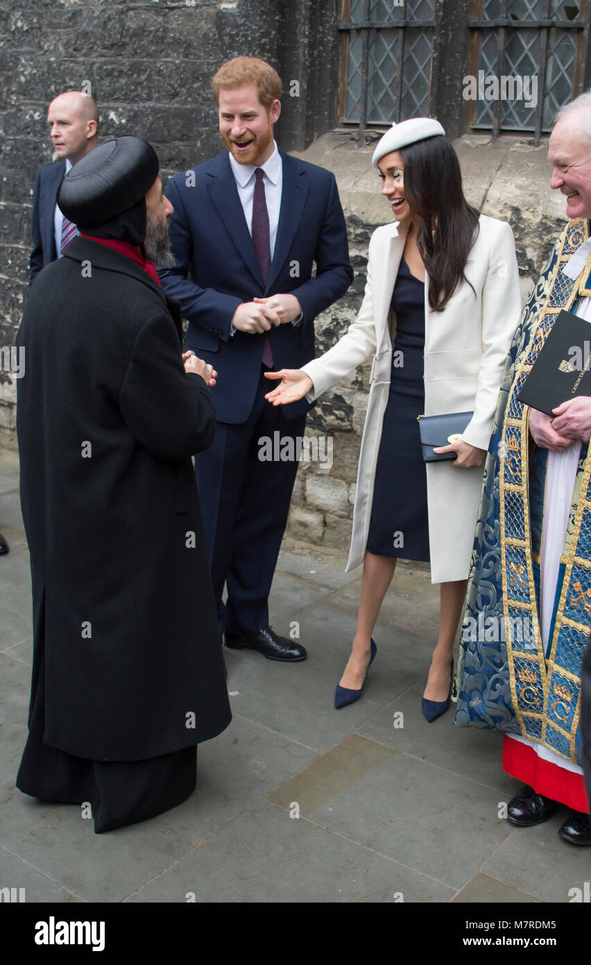 L Arcivescovo Angeaelos, copti ortodossi arcivescovo di Londra, riuniti principe Harry e Melissa Markle in Dean's Yard dopo la partecipazione al servizio del Commonwealth presso l'Abbazia di Westminster, Londra. Foto Stock