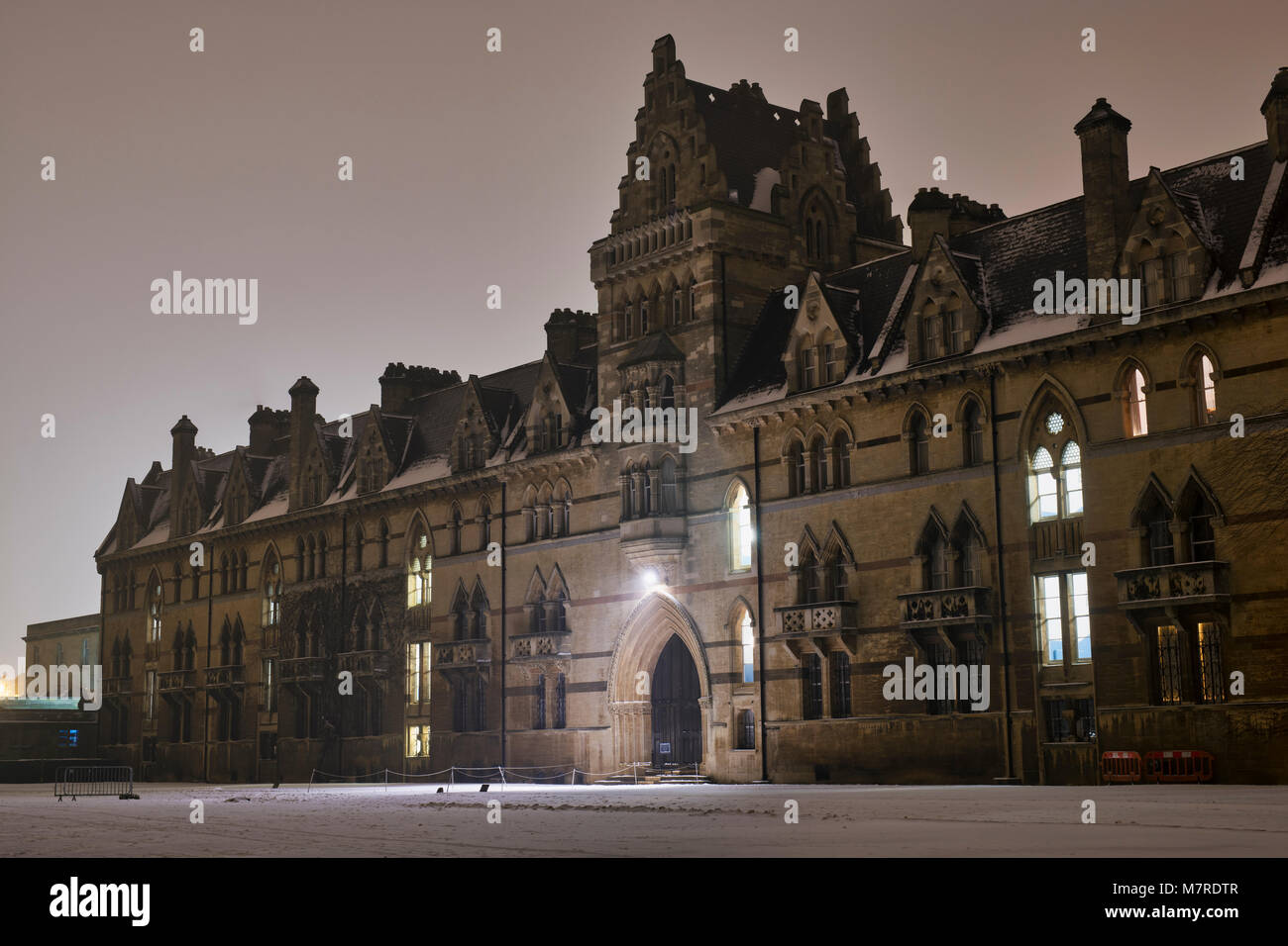 Christ Church College edificio dal vasto a piedi nella neve la mattina presto prima dell'alba. Oxford, Oxfordshire, Inghilterra Foto Stock