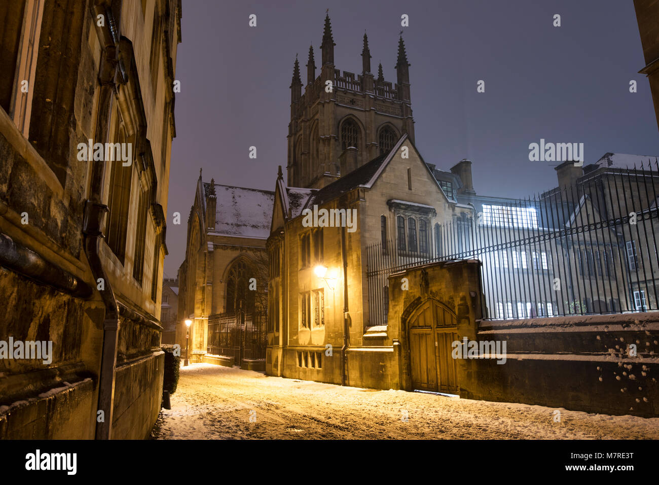 Il Corpus Christi College di Merton Street nella neve la mattina presto prima dell'alba. Oxford, Oxfordshire, Inghilterra Foto Stock