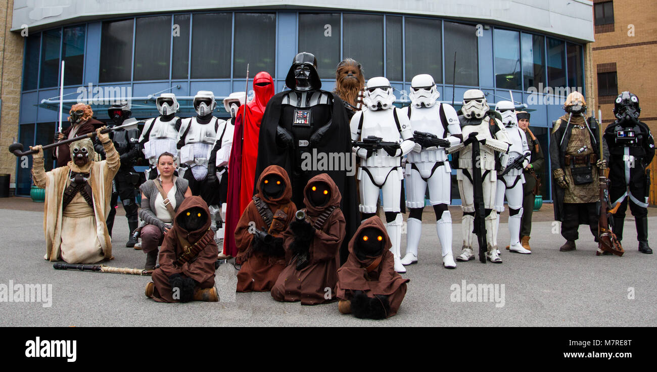 DONCASTER, Regno Unito - 7 ottobre 2018. Un gruppo di cosplayers vestiti come i personaggi dei film di Star Wars compresi Darth Vader, stormtroopers, Chewbecca Foto Stock