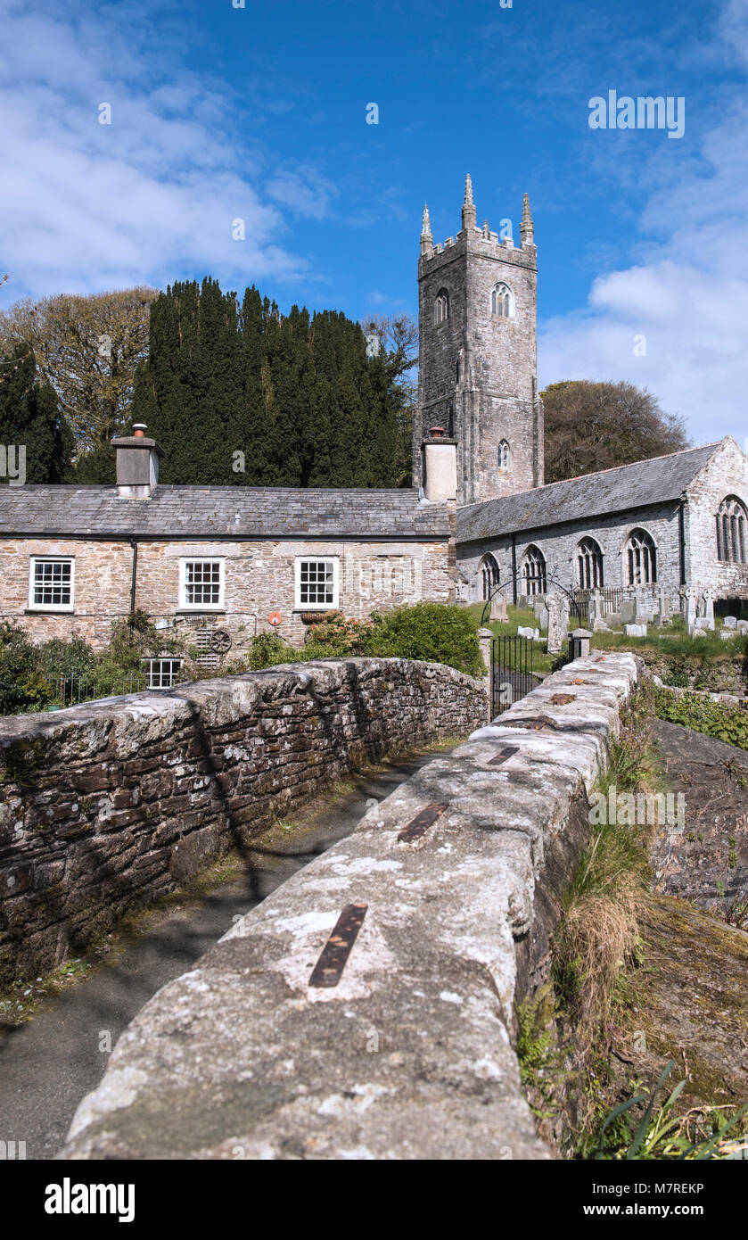 Chiesa e cottages nel villaggio di Altarnun, Cornwall, Inghilterra Foto Stock