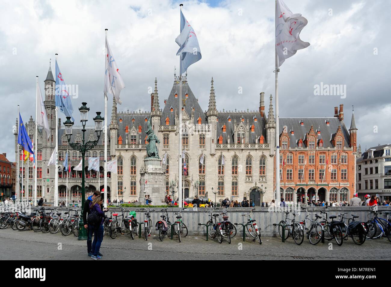 La piazza del mercato di Bruges Belgio Europa UE Foto Stock