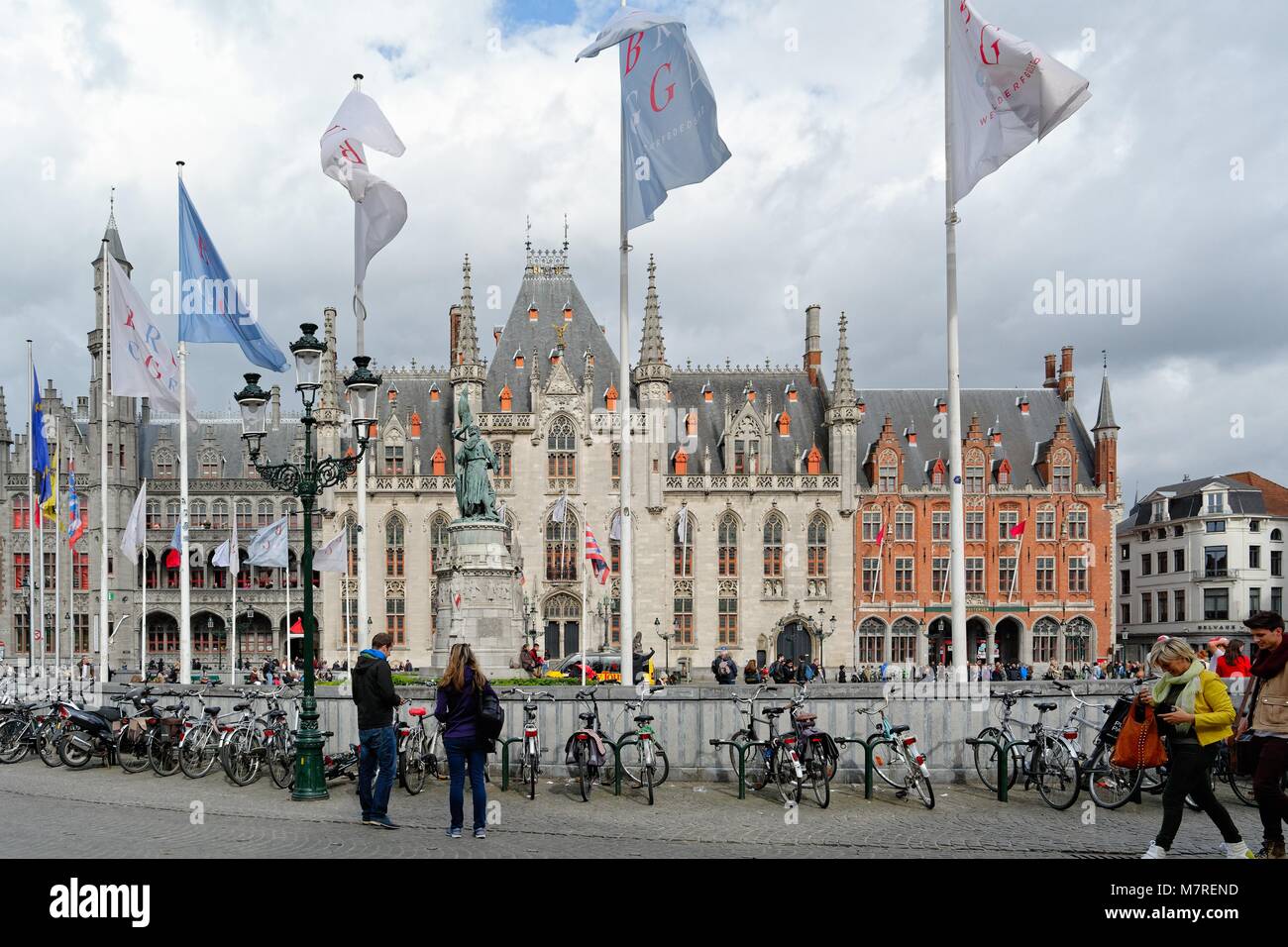 La piazza del mercato di Bruges Belgio Europa UE Foto Stock