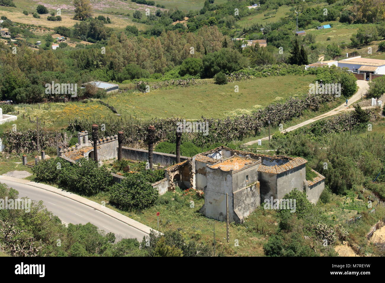 Grande casa di paese in rovine con vista panoramica Foto Stock